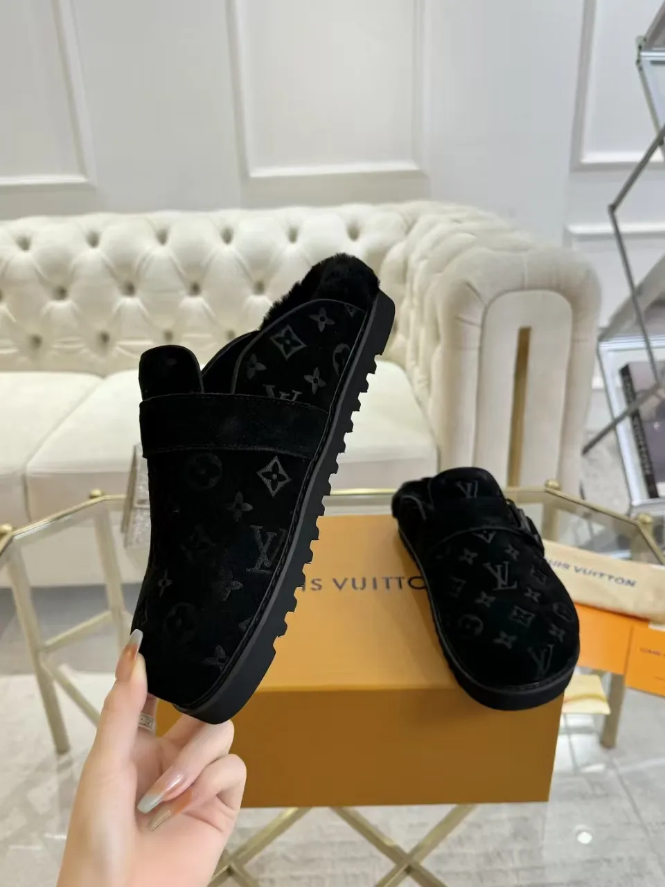 p600✨ LV Couple’s Wool Slippers｜Full of high-end feel, the soles of your feet are luxurious✨ We have achieved the ultimate restoration of the "higher version" of this pair of LV classic toe-toe slippers! 👫💫 🌟 The core advantages are clear at a glance: ✔️ Original jacquard + cowhide fabric, delicate texture, high-end at first glance; ✔️ 280% pure wool lining, wearing barefoot is like stepping on clouds ☁️, soft and skin-friendly and not sweaty; ✔️ Non-slip rubber bottom + three-dimensional toe design, super stable for walking, fashionable and practical!  👀 Must-have attention to detail: Belt buckle + classic LV presbyopic elements, revealing the aura of a big-name brand in a low-key manner ~ Whether it is a couple dating or a trip with besties, both of them are the focus when they go out👟💖 ✨ Easily match the wardrobe: jeans + sweaters, lazy and casual style ✔️ Coat + skirt, refined and elegant ✔️ One pair of shoes can handle a variety of styles, and the sense of luxury is never artificial ~ #LV slippers #couple outfit #High-End Customization #Quality Shoes Recommendation Fabric: Yangjing/classic jacquard fabric Lining: Imported wool lining Sole: Original rubber sole Size: Female 35-41 Male 38-46